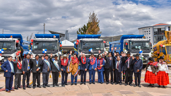 ¡Nos modernizamos! El Rector de la Universidad Nacional del Altiplano de Puno, Dr. Paulino Machaca Ari, hizo la entrega de una moderna flota de maquinaria pesada, destinada a optimizar la ejecución de diversas obras propuestas por la actual gestión de gobierno universitario, así como otros trabajos futuros. Esta iniciativa contribuirá al desarrollo integral de la primera casa de estudios superiores de la región de Puno.