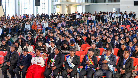 Como parte de las actividades programadas por la apertura del I Semestre Académico 2025, la Universidad Nacional del Altiplano de Puno organizó la Conferencia Magistral: Inteligencia Artificial y Educación Superior, dictada por el Lic. Chistian Felipe Vásquez Constancio, Gestor del Centro Nacional de la IA (CENIA) Chile, y la conferencia magistral de Dr. Antonio López Paláez, docente de la Universidad de Educación a Distancia (UNED) Internacional Council on Social Welfare (ICSW).