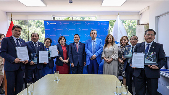 La UNA celebra nueva acreditación. Tras cumplir con los estándares de calidad de educación superior universitaria, la Universidad Nacional del Altiplano de Puno, celebra la acreditación de cuatro nuevas escuelas profesionales, otorgada por el Consejo de Evaluación, Acreditación y Certificación de la Calidad de la Educación Universitaria – Coneau, órgano operador del Sineace.