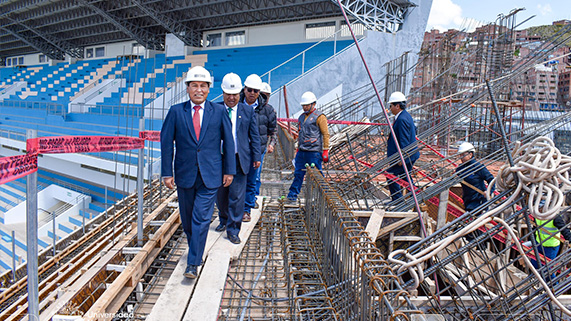 En la UNA Puno, se demuestra con acciones. Ayer se cumplió con el vaciado de los graderíos y la losa aligerada del segundo nivel bloque 19 de la tribuna norte, con ello, su avance es considerable, de la emblemática obra denominada “Construcción del Complejo Deportivo Universitario en la ciudad Universitaria Puno – Tribuna Norte”, que, cada vez va tomando forma.