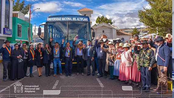 Ya es una realidad. Los estudiantes de la Universidad Nacional del Altiplano de Puno, que provienen de los distritos de Mañazo, Vilque y Tiquillaca ya gozan del transporte gratuito hacia su casa de estudios. Desde muy temprano, el Rector de la UNA, Dr. Paulino Machaca Ari llegó hasta el distrito de Mañazo, para poner en marcha y dar por aperturado este importante apoyo a la juventud estudiosa.