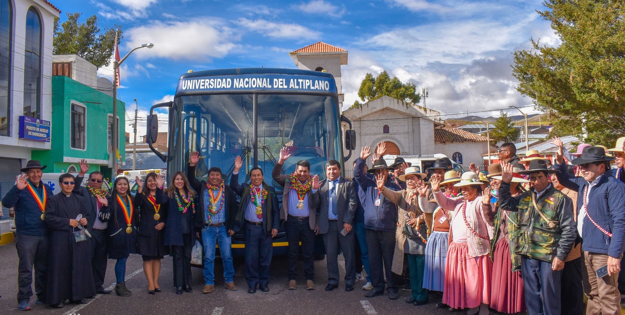 Ya es una realidad. Los estudiantes de la Universidad Nacional del Altiplano de Puno, que provienen de los distritos de Mañazo, Vilque y Tiquillaca ya gozan del transporte gratuito hacia su casa de estudios. Desde muy temprano, el Rector de la UNA, Dr. Paulino Machaca Ari llegó hasta el distrito de Mañazo, para poner en marcha y dar por aperturado este importante apoyo a la juventud estudiosa.