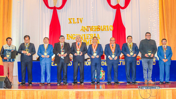 La Facultad de Ingeniería Química de la UNA Puno, celebró con orgullo su 44 aniversario de creación y funcionamiento. Durante más de cuatro décadas, esta casa de estudios se ha consolidado como un pilar en la formación de líderes dotados de competencias para la investigación, innovación y gestión tecnológica. Su compromiso con el desarrollo científico, tecnológico y social del altiplano y del país se ve refrendado por su condición de Escuela Profesional de Ingeniería Química Acreditada por el SINEACE.